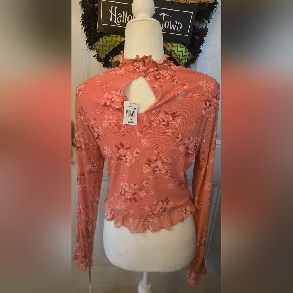 〽️Pink Ribbed Smocked Blouse with Ruffled Details - Picture 2 of 3